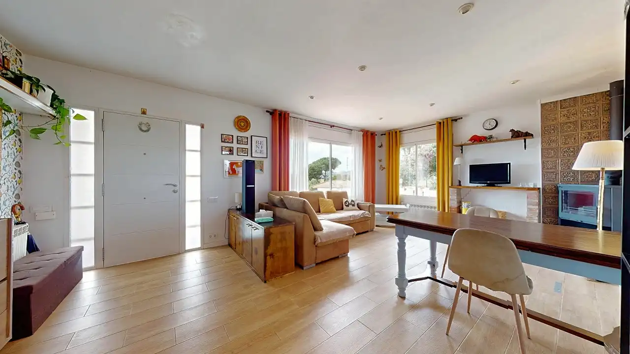 Sala d'estar de Casa o xalet en venda en Arenys de Munt amb Calefacció, Jardí privat i Terrassa