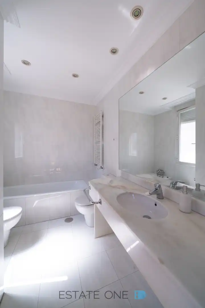 Baño de Ático de alquiler en Madrid con Aire acondicionado, Calefacción y Terraza
