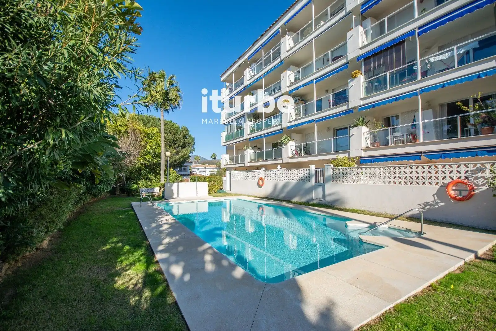 Vista exterior de Pis en venda en Marbella amb Aire condicionat, Calefacció i Piscina