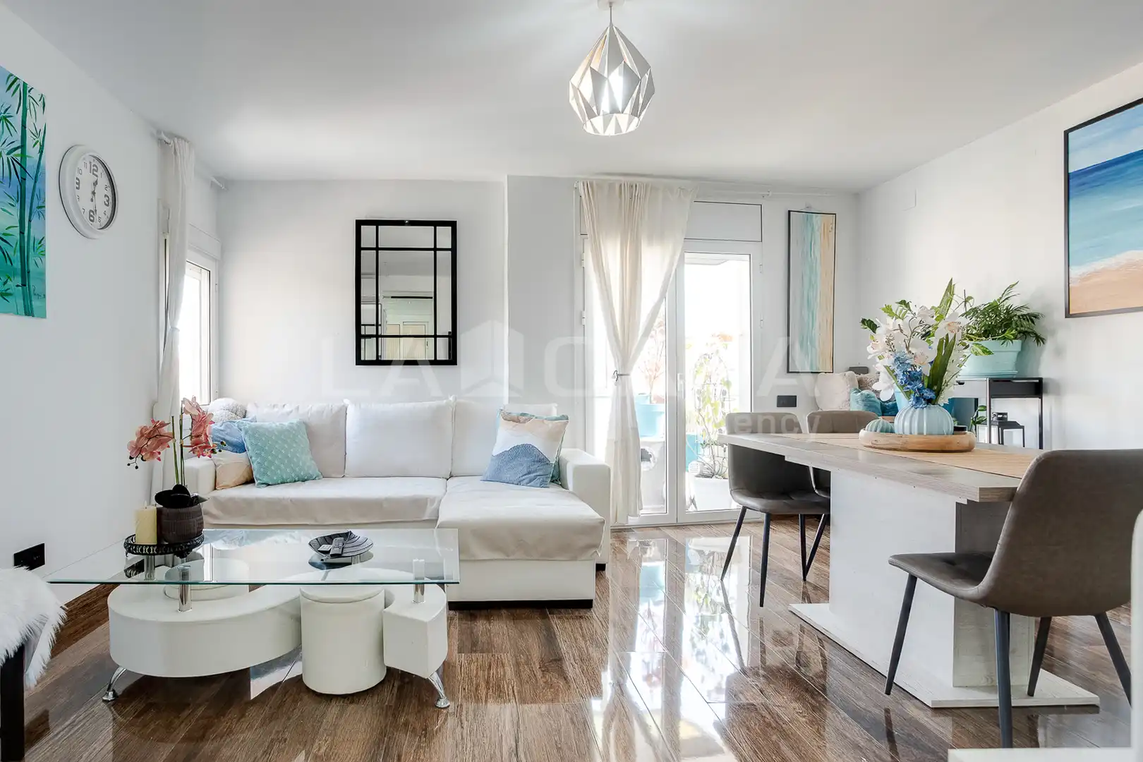 Sala de estar de Piso en venta en L'Hospitalet de Llobregat con Balcón