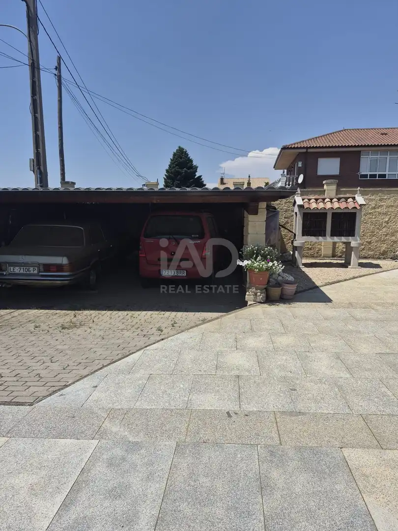Parking of Houses for sale in Chozas de Abajo  with Heating and Swimming Pool