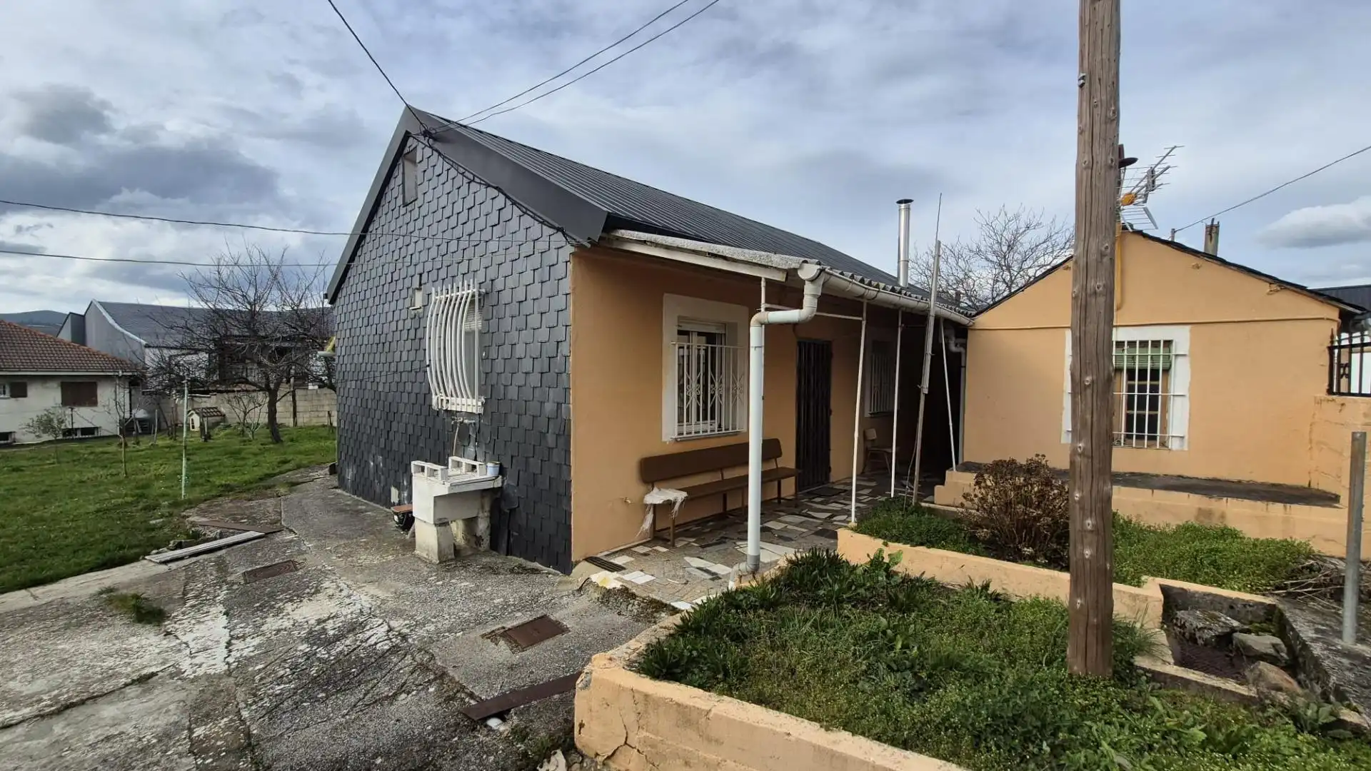 Vista exterior de Casa o chalet en venta en Fabero con Jardín privado y Balcón
