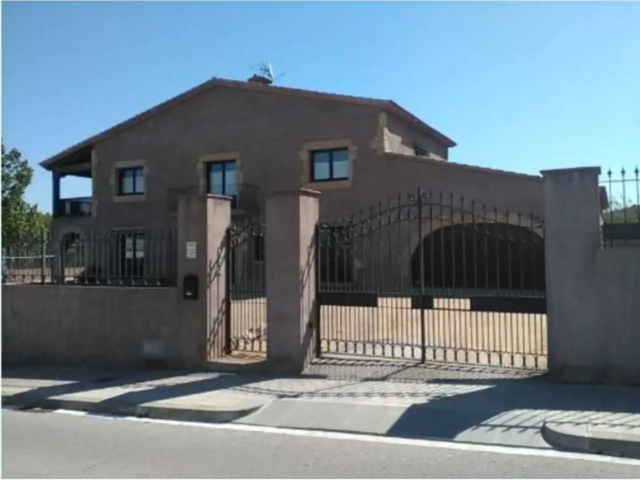 Vista exterior de Casa o xalet en venda en Montornès del Vallès amb Calefacció, Jardí privat i Terrassa