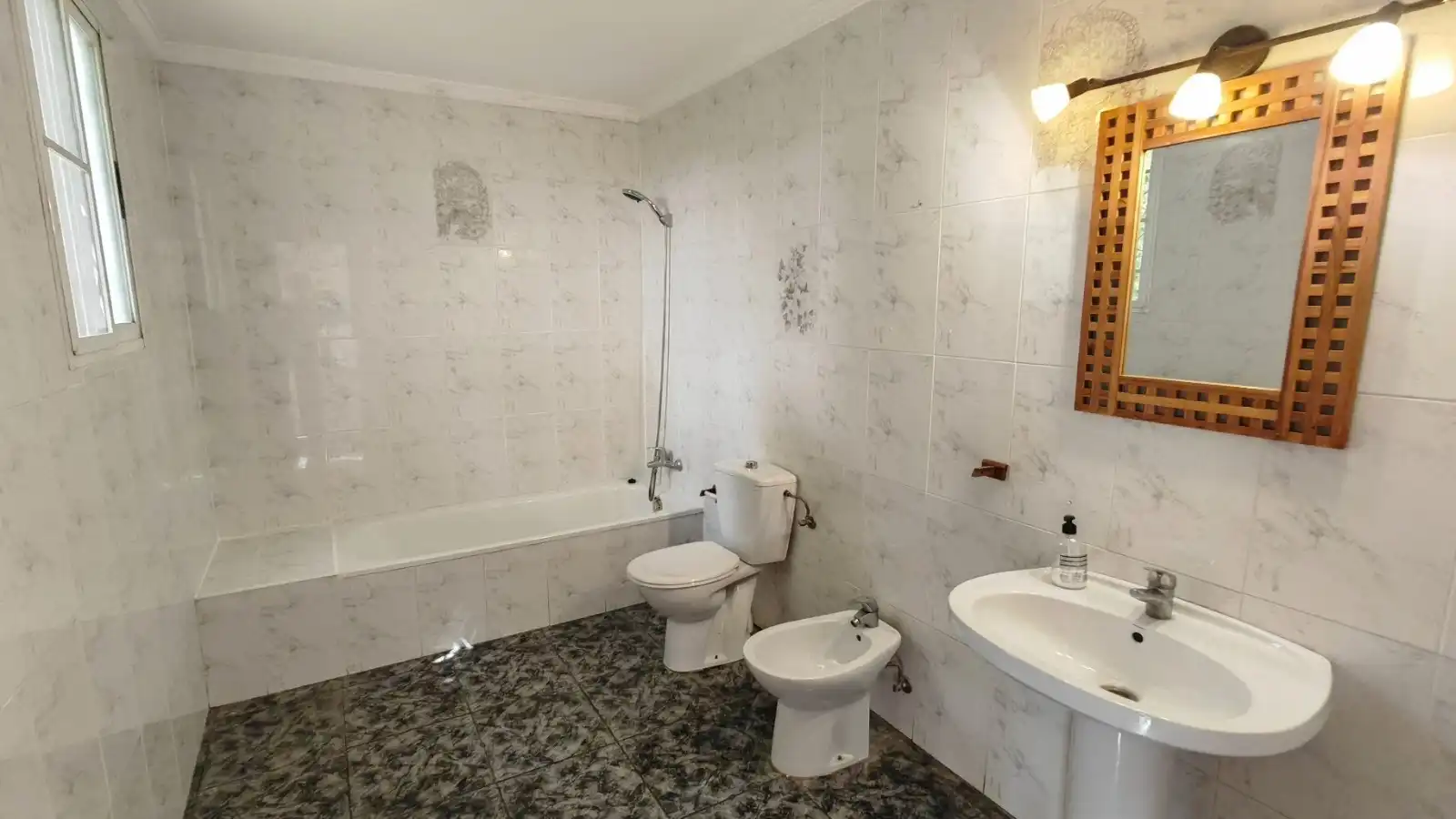 Bany de Casa o xalet en venda en Castellón de la Plana / Castelló de la Plana amb Aire condicionat, Jardí privat i Terrassa