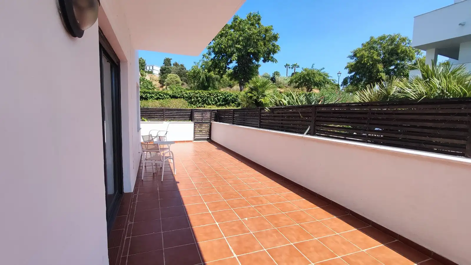 Terrasse von Erdgeschoss zum Verkauf in Manilva mit Klimaanlage, Terrasse und Abstellraum