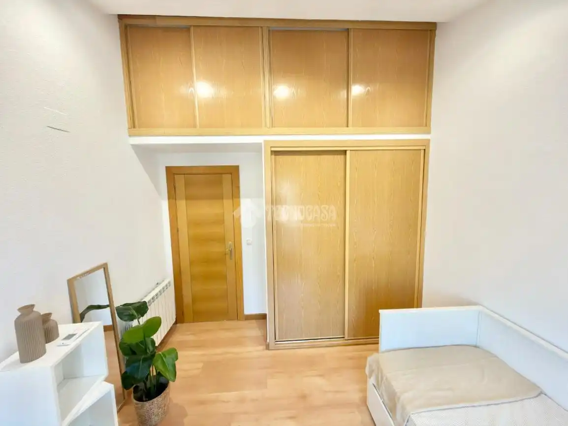 Habitación de Casa adosada en venta en Cabanillas del Campo con Calefacción, Parquet y Trastero