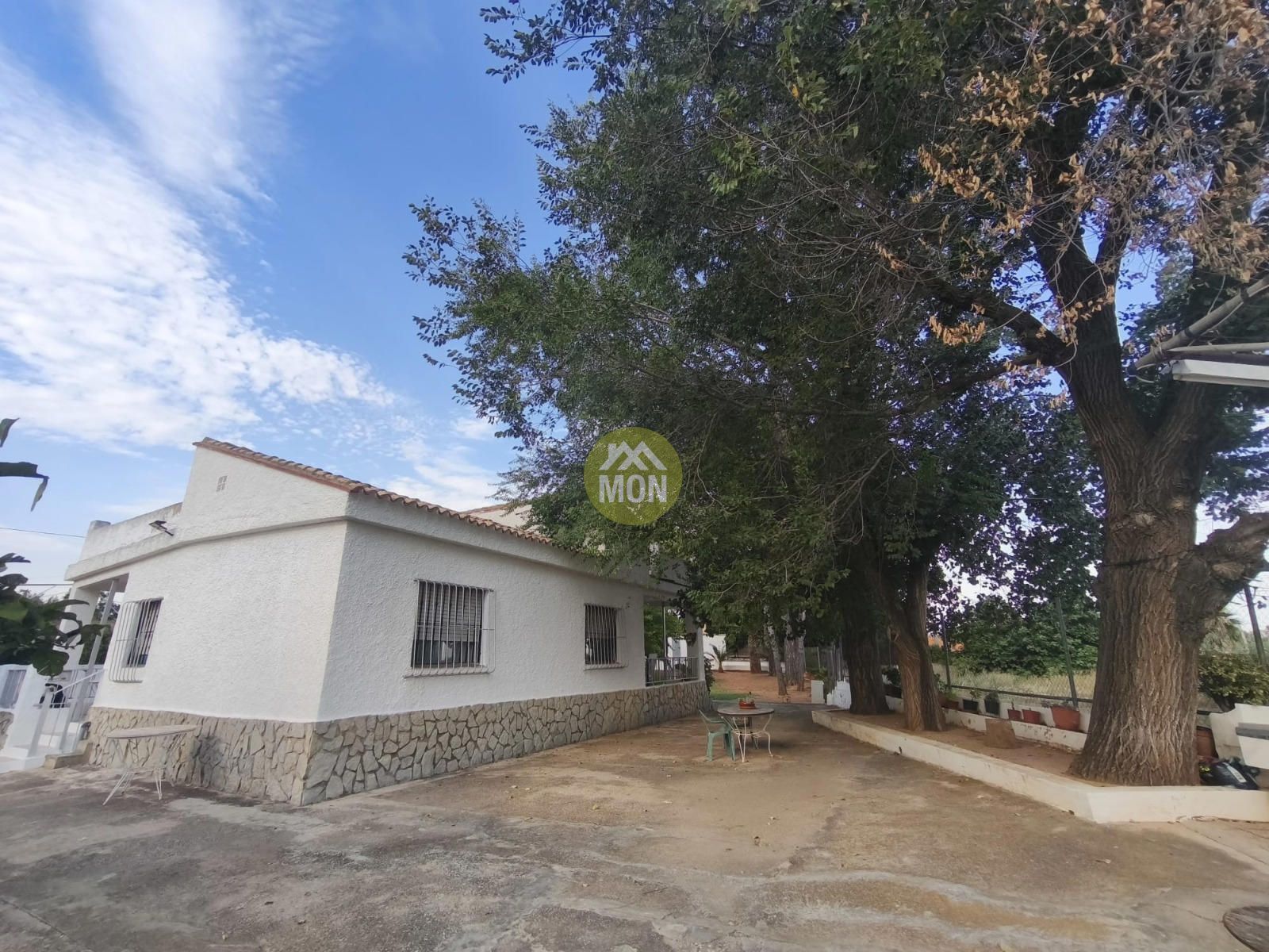 Vista exterior de Casa o xalet en venda en Montroy amb Aire condicionat, Jardí privat i Terrassa