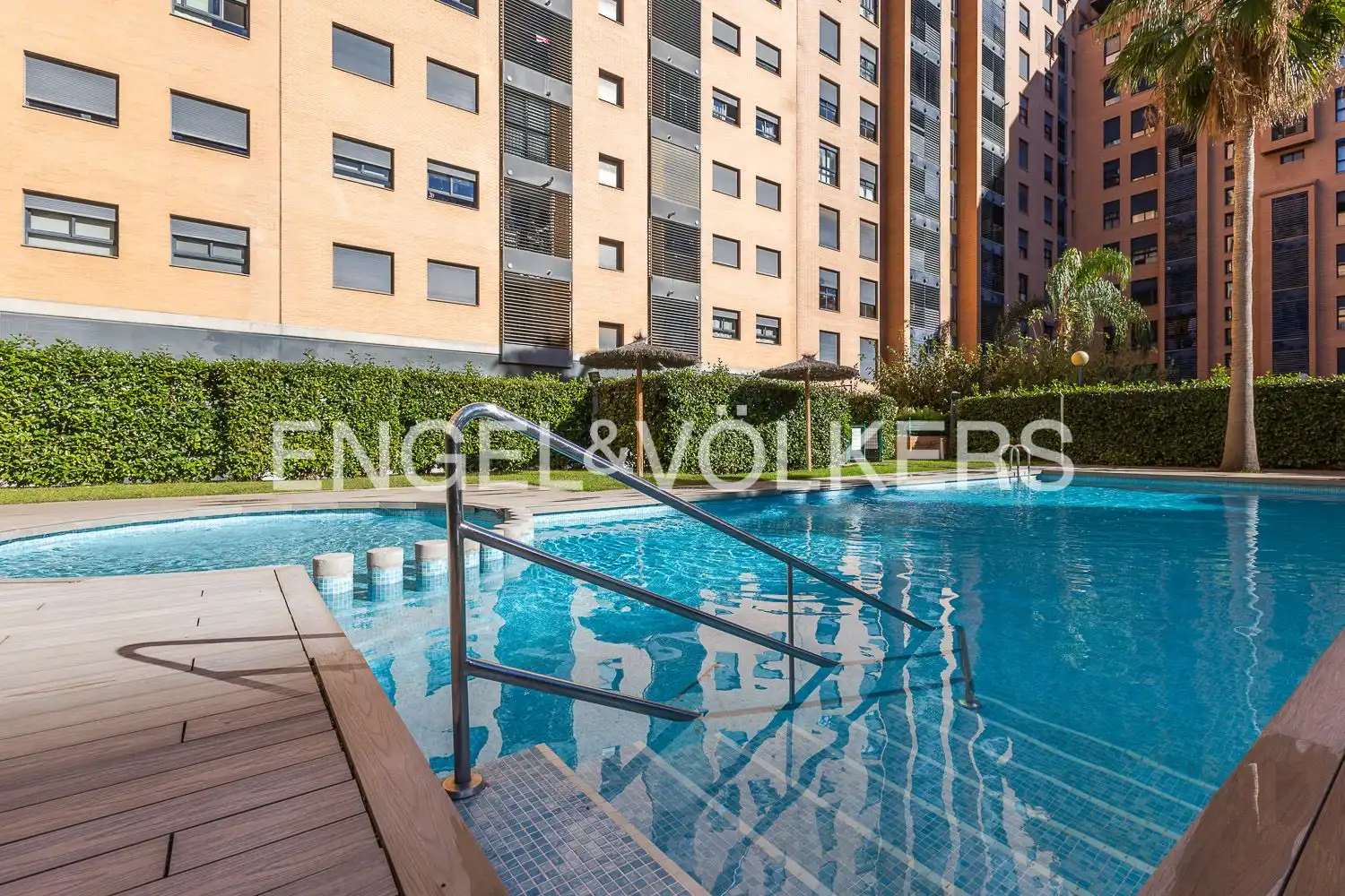 Schwimmbecken von Dachboden zur Miete in Valencia mit Klimaanlage, Heizung und Parkett