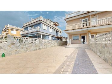 Villa con balcone in vendita a Marenyet