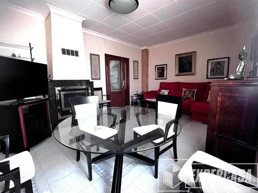Sala d'estar de Casa adosada de lloguer en Benaguasil amb Aire condicionat, Terrassa i Moblat