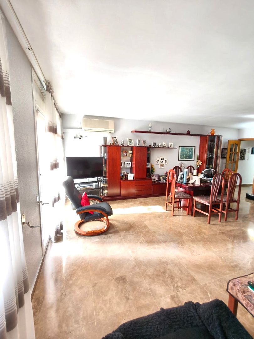 Sala de estar de Piso en venta en L'Hospitalet de Llobregat con Aire acondicionado, Calefacción y Balcón