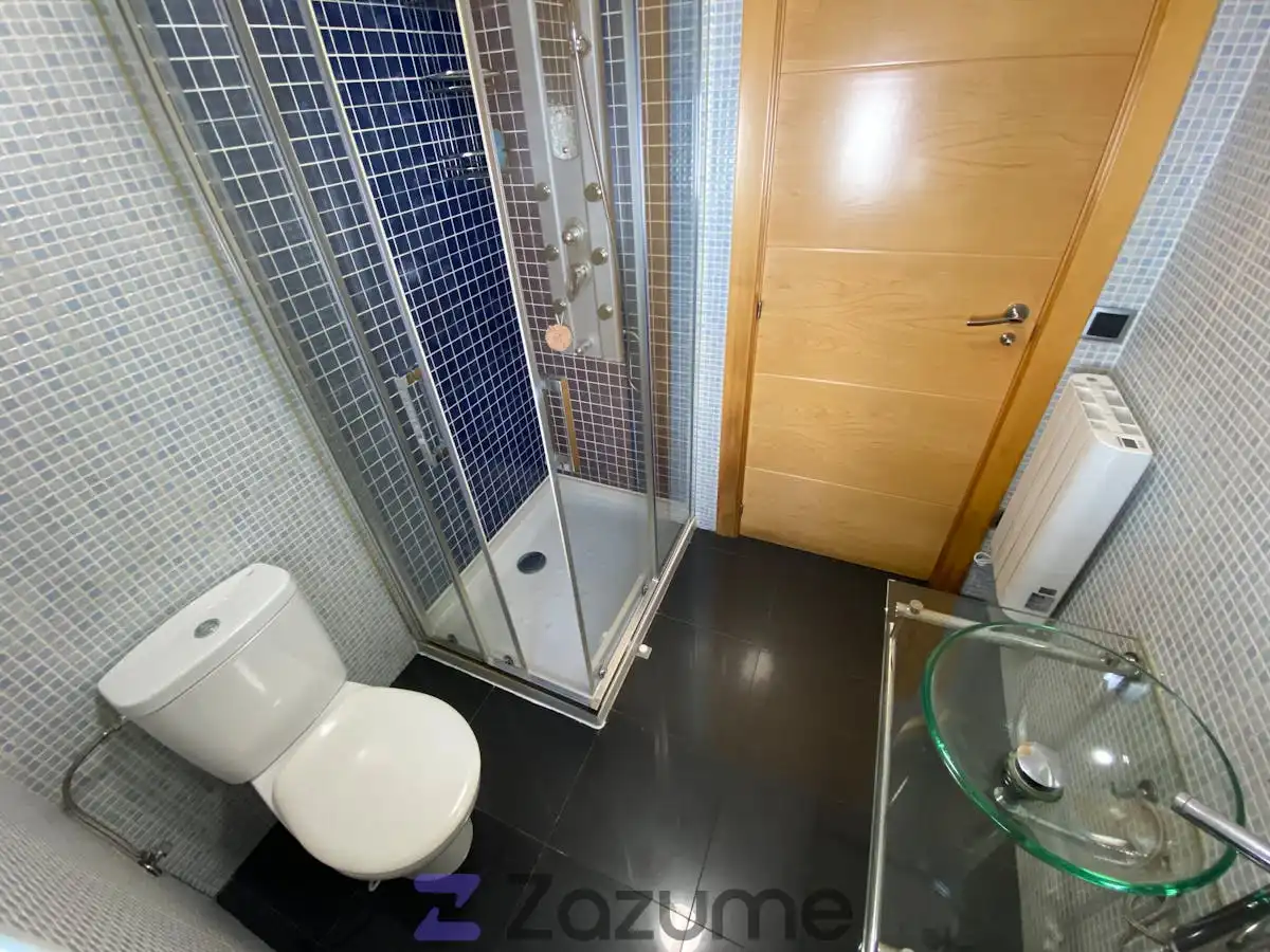 Bathroom of Flat for rent in Salamanca  with Heating, Furnished and Oven
