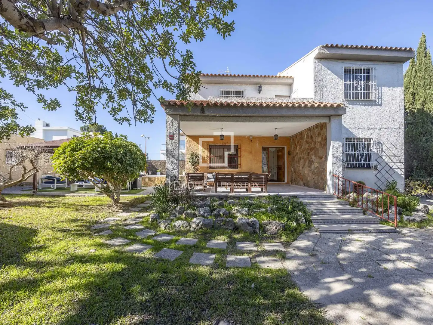 Vista exterior de Casa o xalet en venda en L'Eliana amb Aire condicionat, Calefacció i Jardí privat