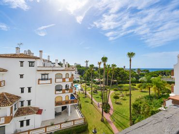 Apartamento con piscina en venta en Calahonda