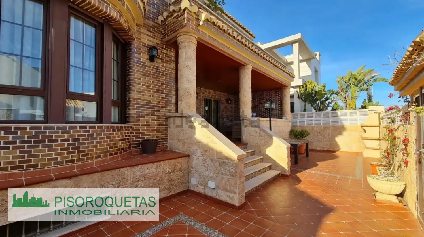 Detached house with garden for sale in Roquetas de Mar ciudad