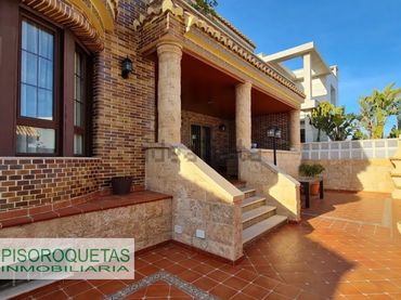 Villa mit Garten zum Verkauf in Roquetas de Mar ciudad