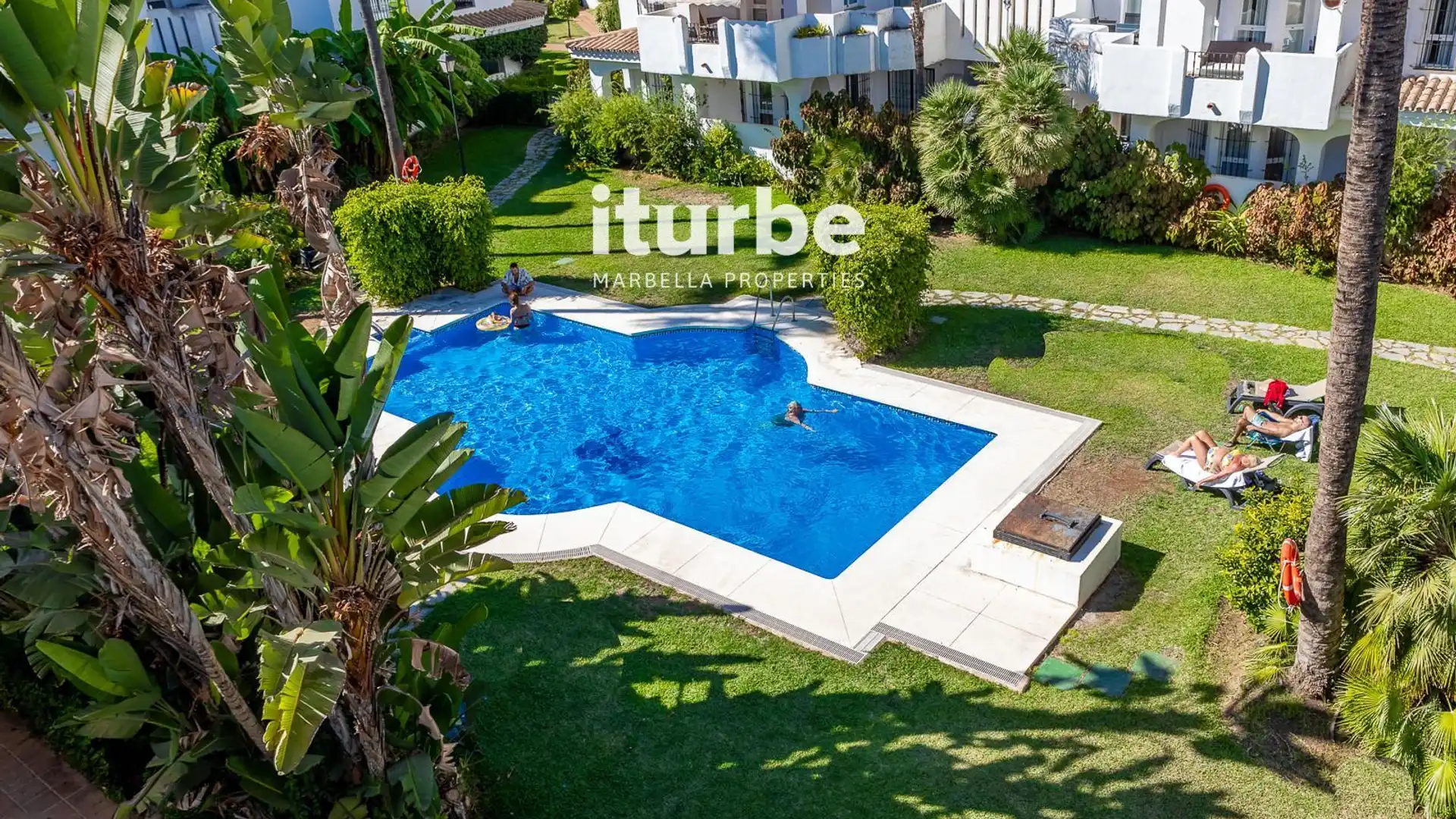 Garten von Dachboden zum Verkauf in Marbella mit Terrasse, Schwimmbad und Gemeinschaftspool