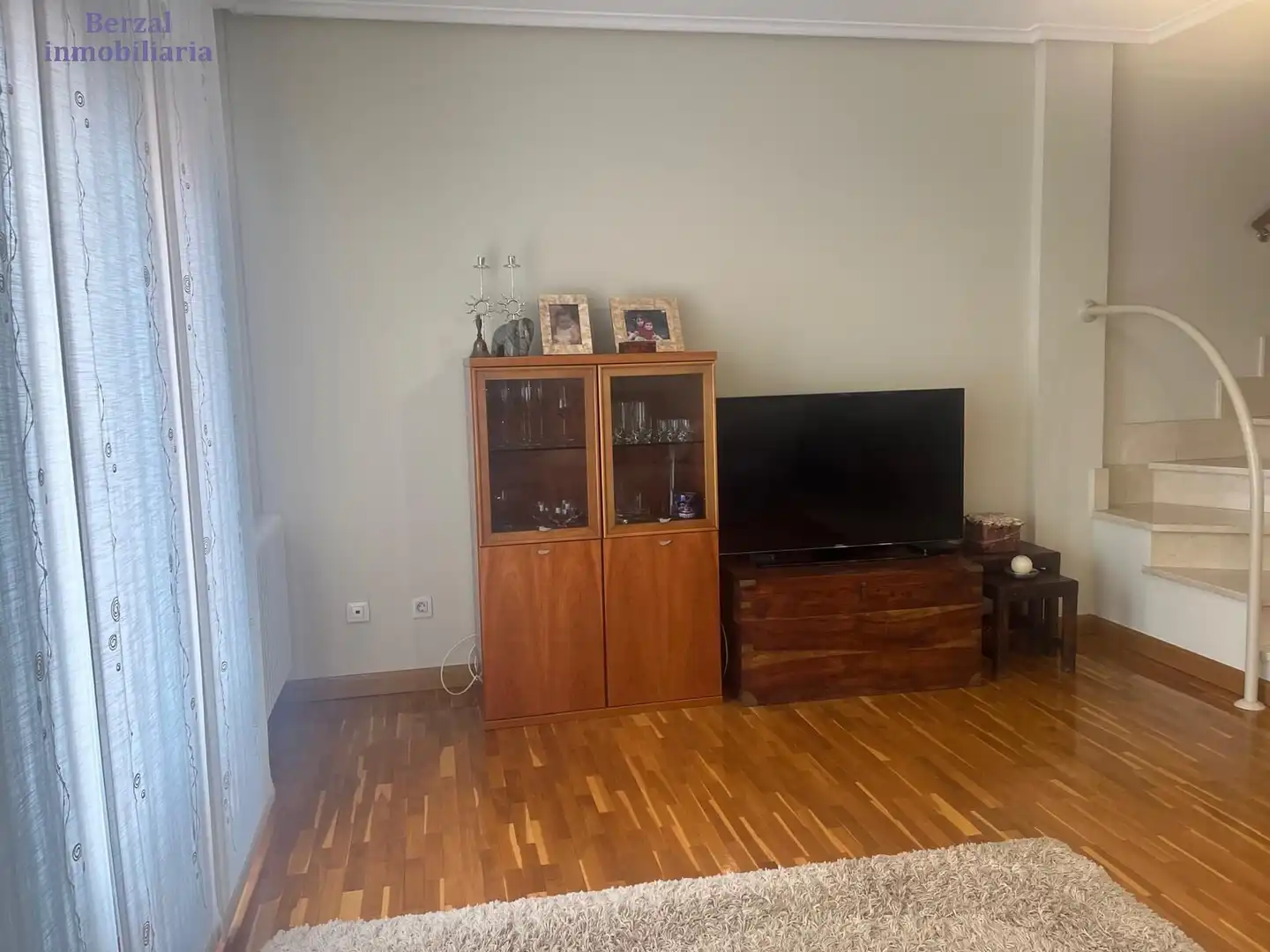 Sala d'estar de Casa adosada en venda en  Logroño amb Aire condicionat, Calefacció i Jardí privat