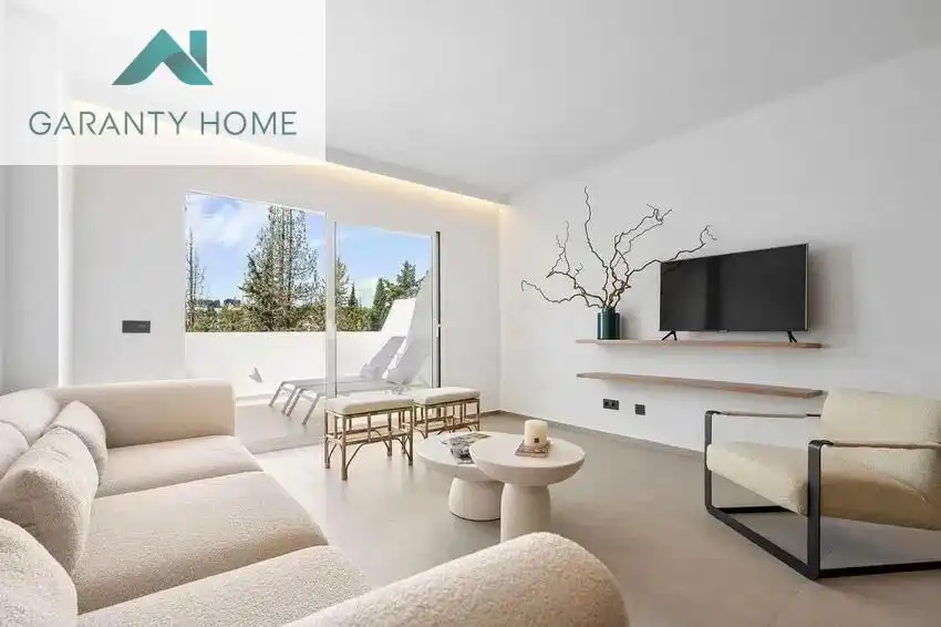 Sala de estar de Ático en venta en Marbella con Aire acondicionado, Terraza y Piscina comunitaria