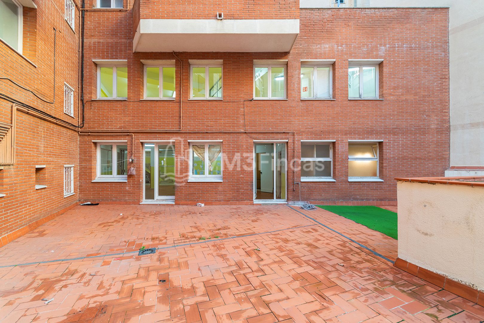 Exterior view of Premises to rent in  Barcelona Capital  with Air Conditioner and Heating