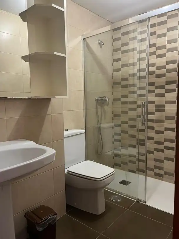 Baño de Piso de alquiler en  Pamplona / Iruña con Calefacción, Terraza y Balcón