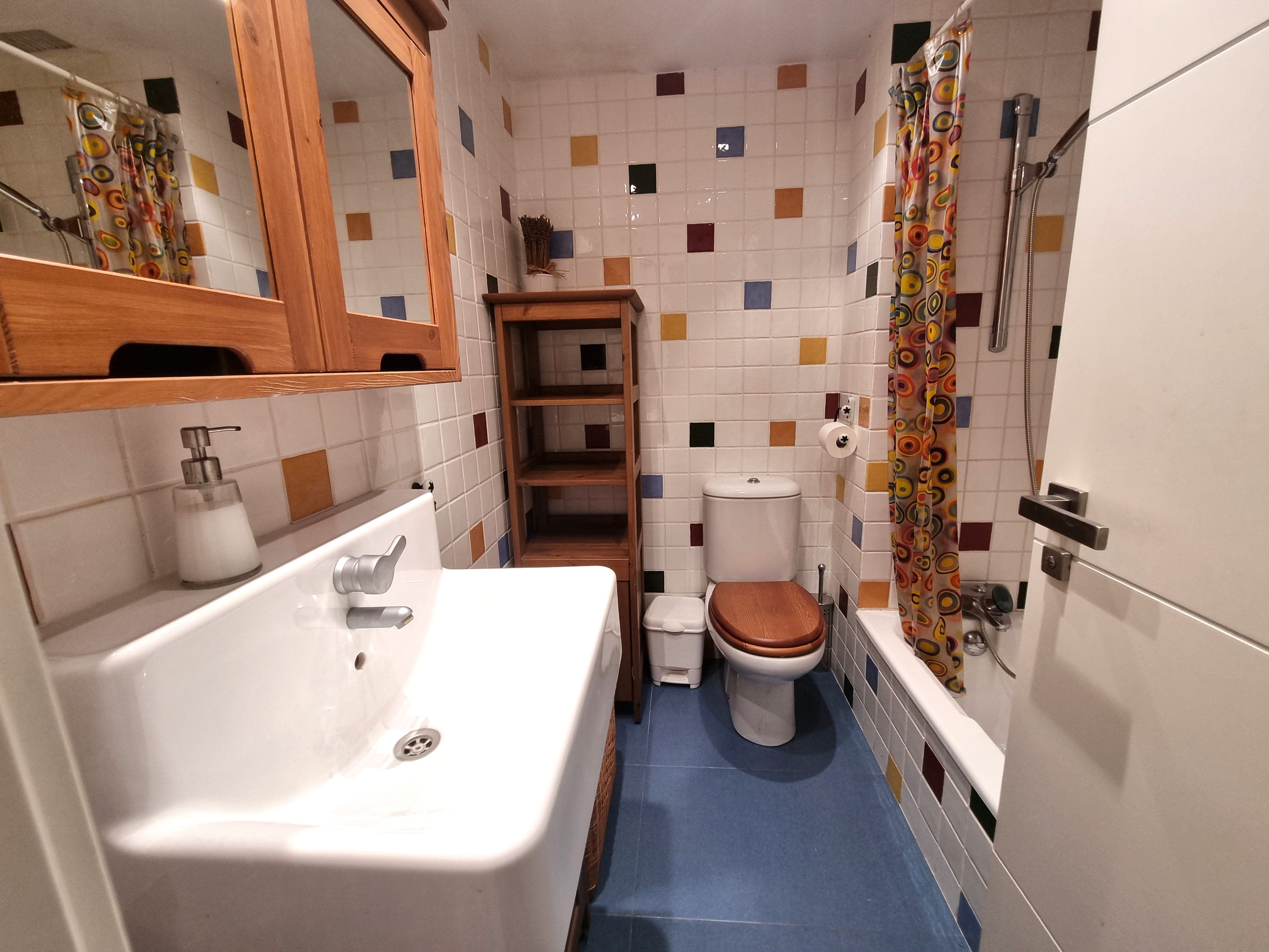 Bathroom of Flat for sale in Girona Capital  with Air Conditioner, Heating and Parquet flooring