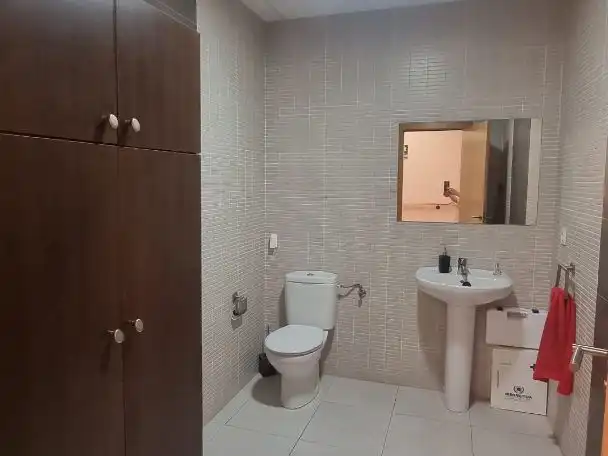 Badezimmer von Geschaftsraum zum Verkauf in Carbajosa de la Sagrada mit Klimaanlage, Heizung und Parkett