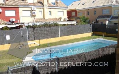 Vista exterior de Casa adosada en venda en El Puerto de Santa María amb Terrassa, Piscina i Balcó