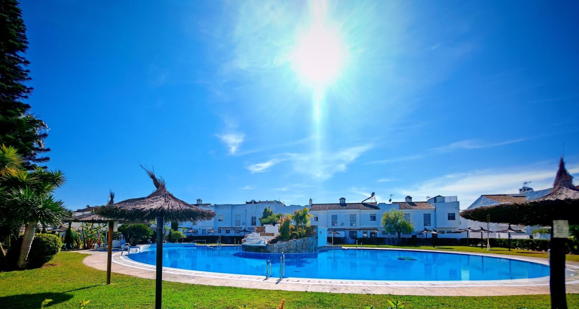 Jardí de Casa adosada en venda en Chiclana de la Frontera amb Calefacció, Traster i Piscina comunitària