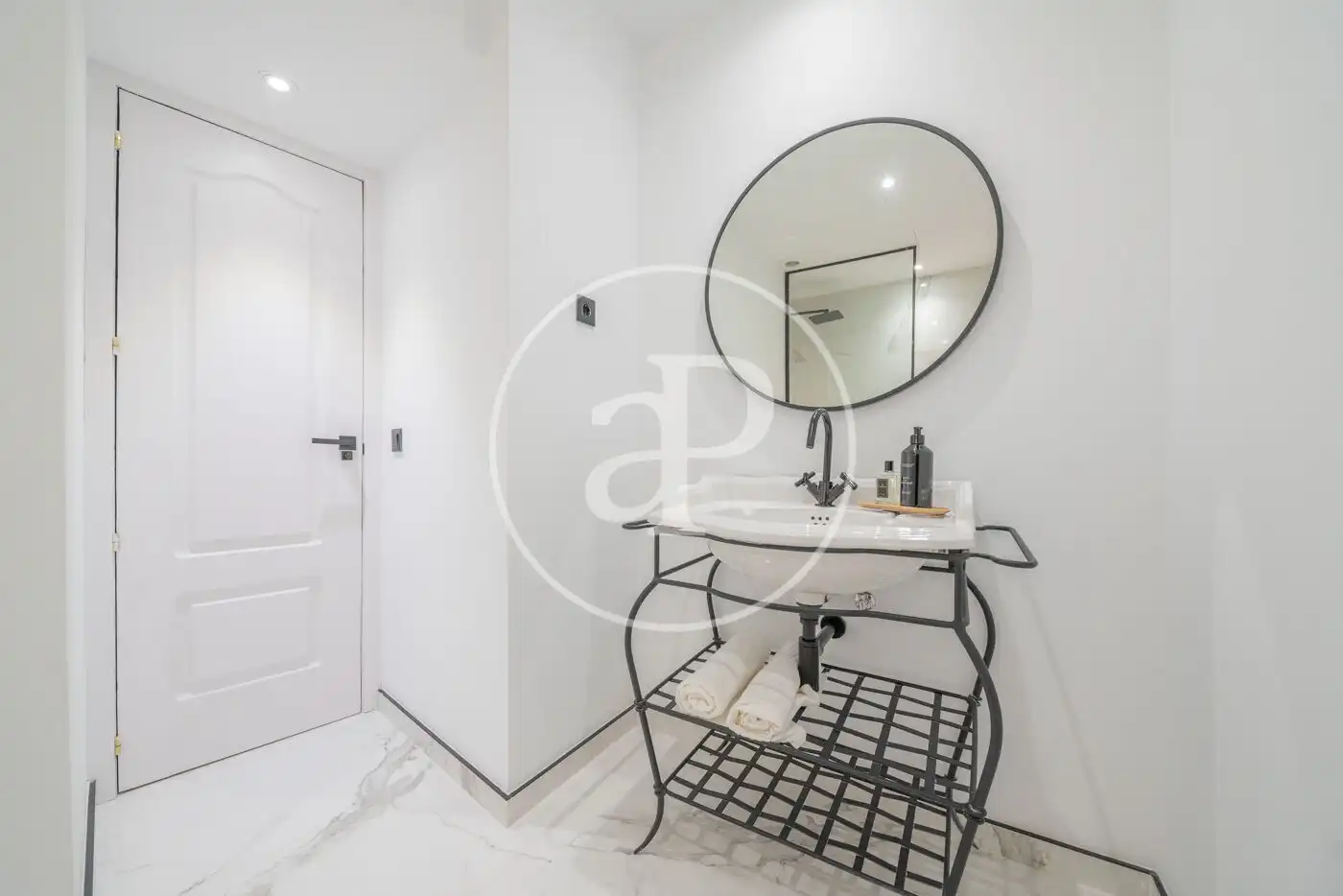Bathroom of Flat for sale in Madrid  with Air Conditioner, Heating and Storage room