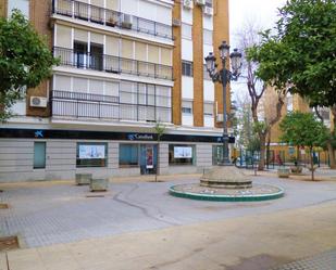 Vista exterior de Local en venda en  Sevilla Capital amb Aire condicionat