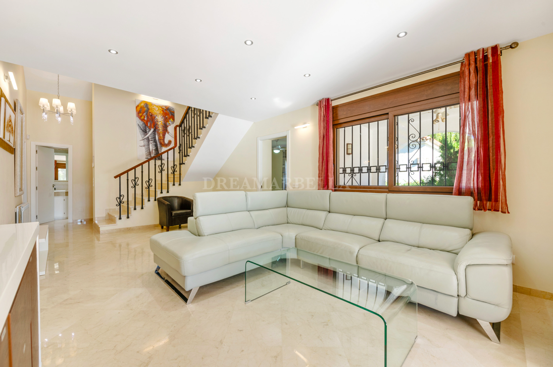 Sala de estar de Casa o chalet en venta en Estepona con Aire acondicionado, Jardín privado y Terraza