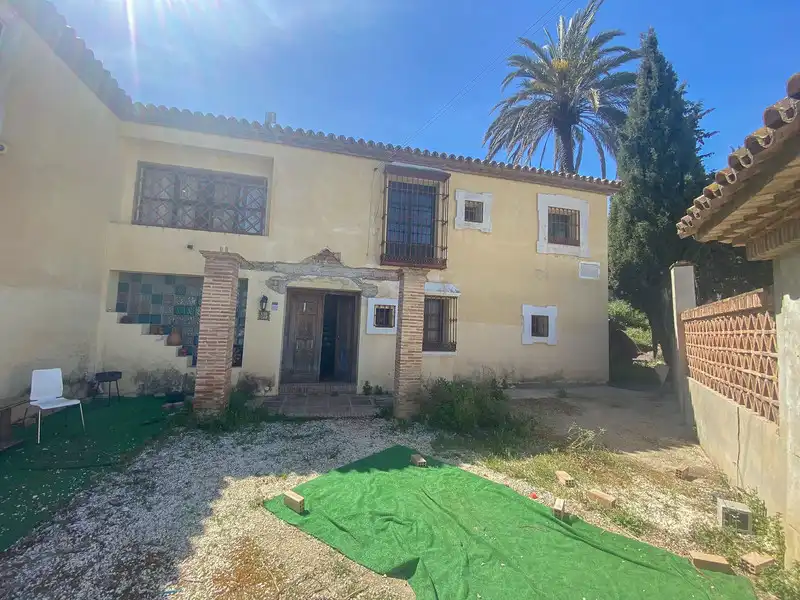 Chalet con piscina en venta en Nueva