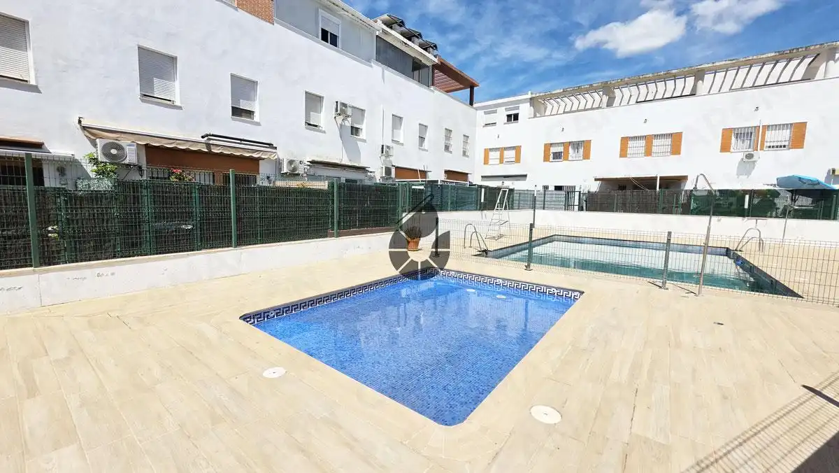 Piscina de Planta baixa en venda en Coria del Río amb Piscina comunitària