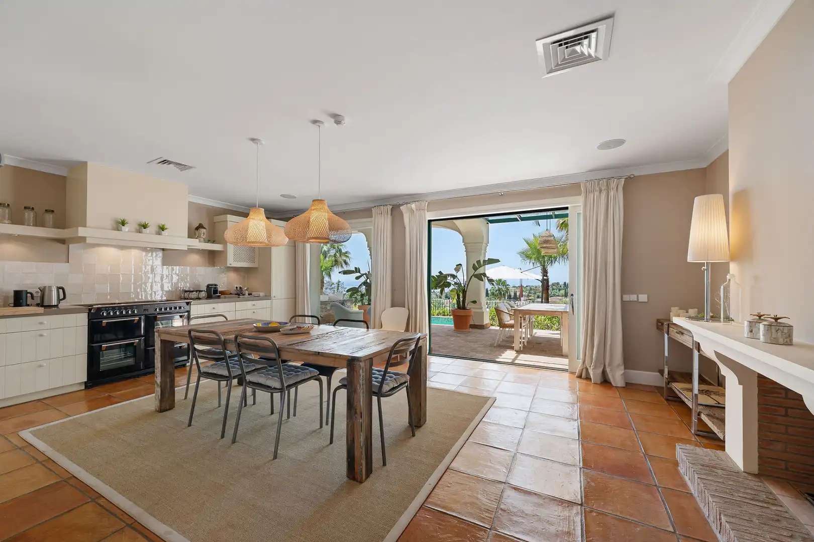 Menjador de Casa o xalet en venda en Marbella amb Aire condicionat, Calefacció i Jardí privat