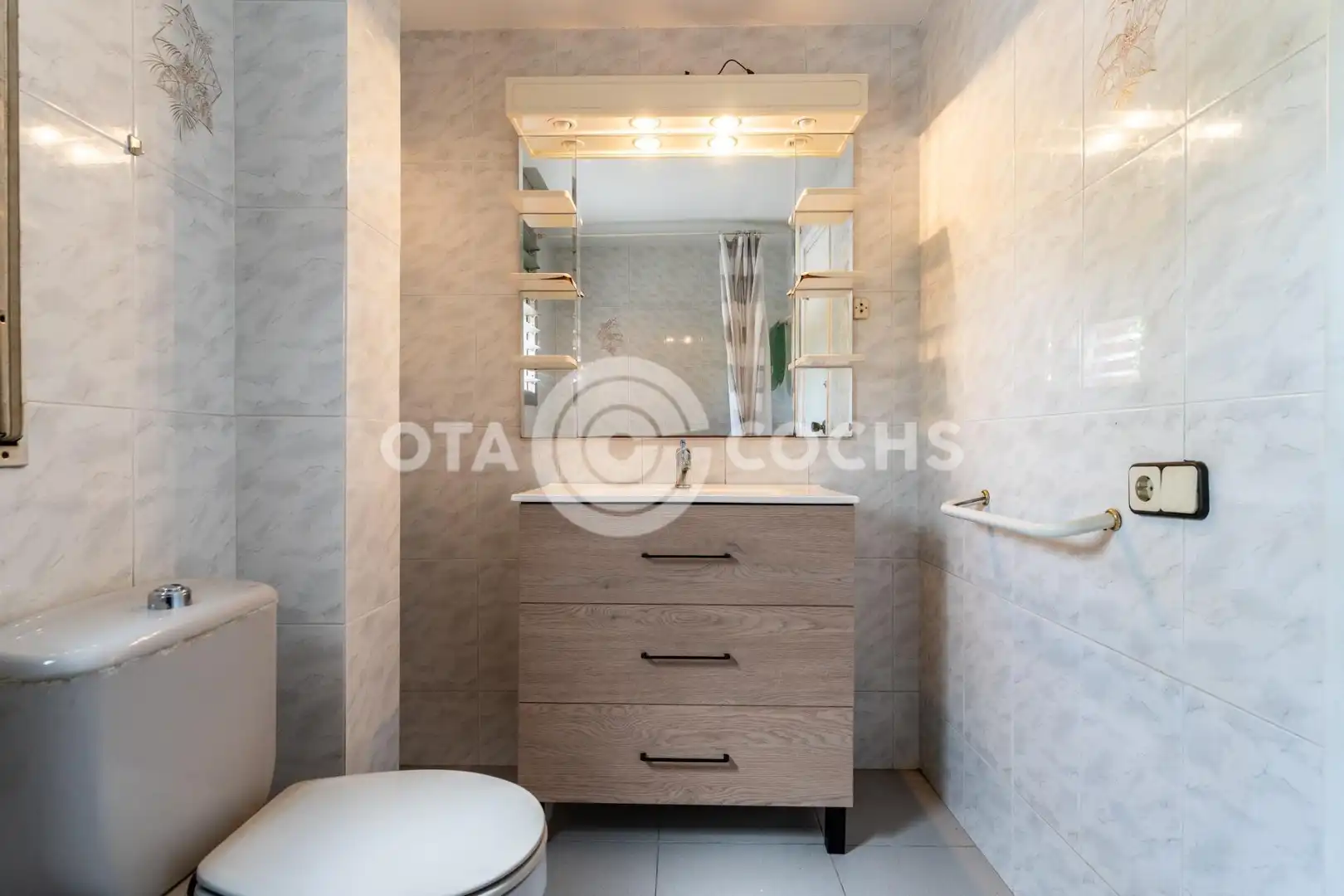 Badezimmer von Wohnung zum Verkauf in Tarragona mit Klimaanlage und Balkon