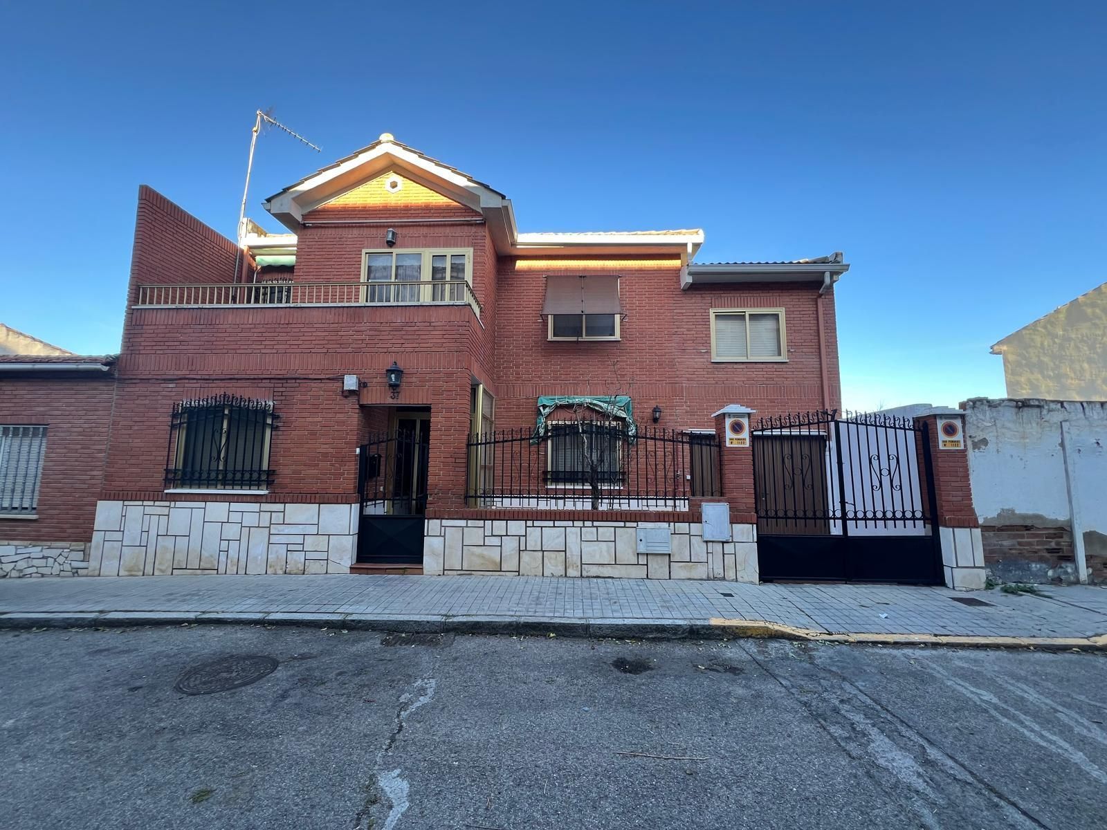 Vista exterior de Casa o chalet en venta en Aranjuez con Aire acondicionado, Calefacción y Jardín privado