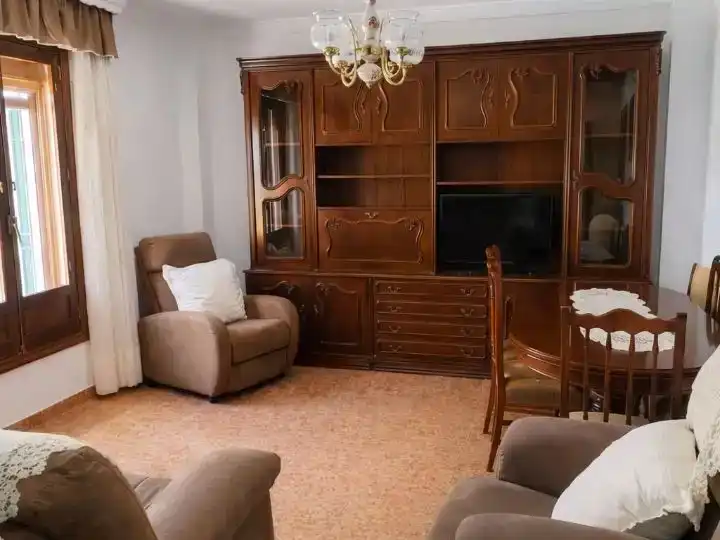Sala d'estar de Casa adosada en venda en Ronda amb Traster i Moblat