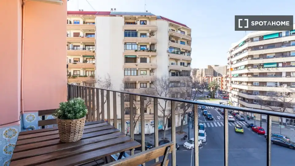 Room in Les Tendetes - Avenida Burjassot