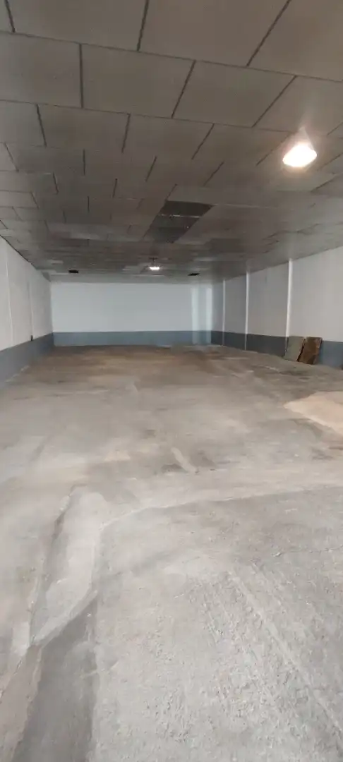 Parkplatz von Fabrikhallen zur Miete in Villares de la Reina