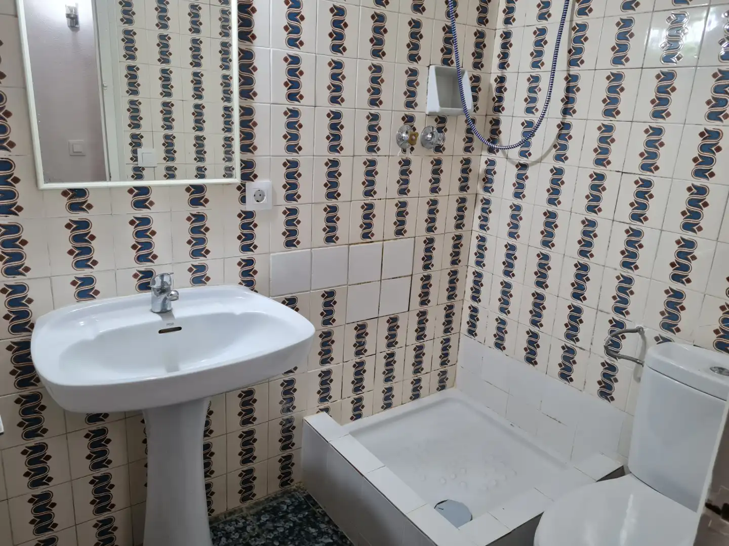 Baño de Piso en venta en Girona con Calefacción y Horno
