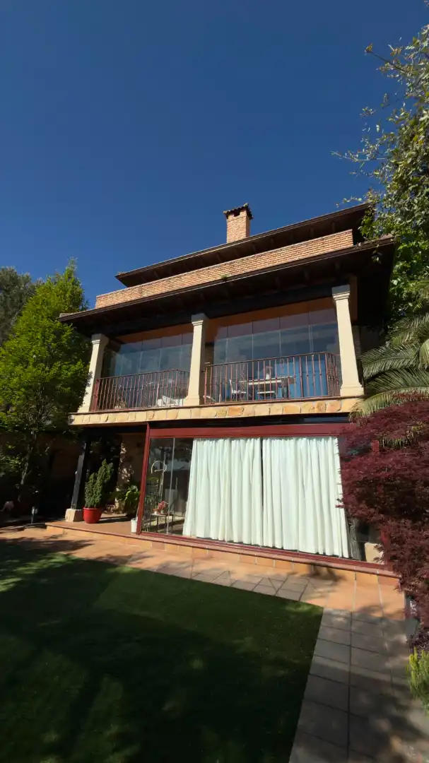 Vista exterior de Casa o xalet en venda en Manzanares El Real amb Aire condicionat, Calefacció i Jardí privat