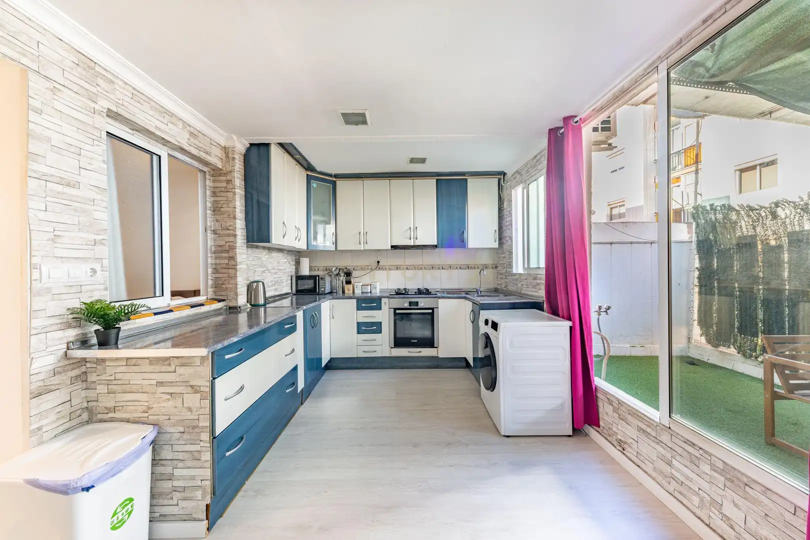 Kitchen of Flat for sale in Santa Coloma de Gramenet  with Air Conditioner, Oven and Washing machine