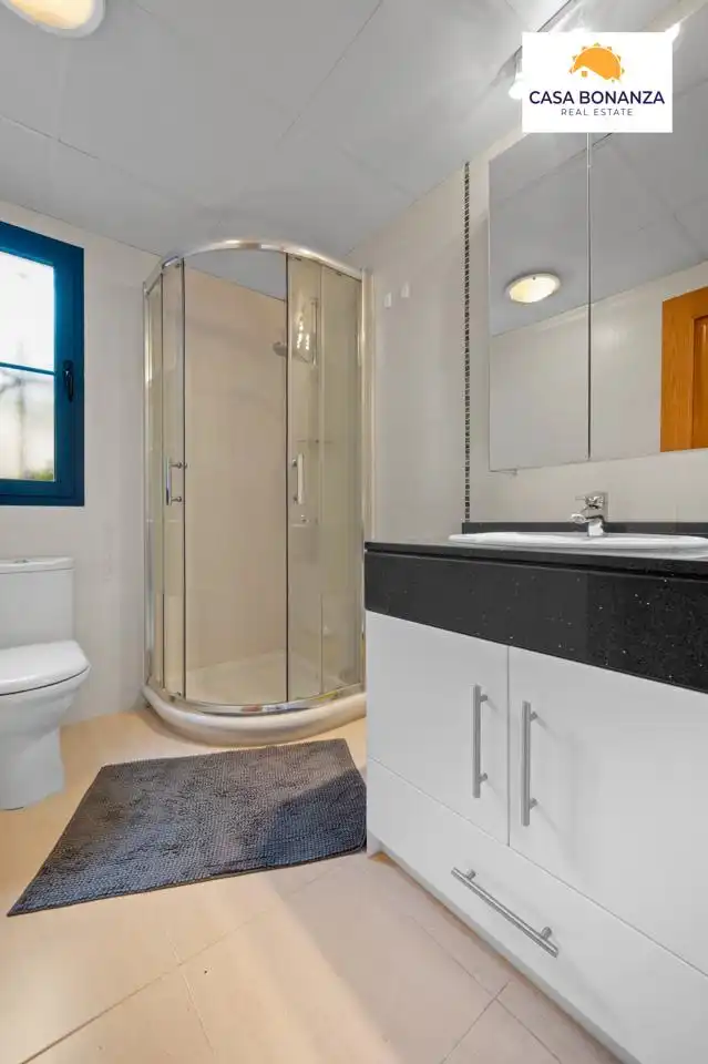 Badezimmer von Wohnungen zum Verkauf in Almuñécar mit Klimaanlage, Terrasse und Abstellraum