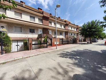 Casa aparellada amb jardí en venda a Carrer del Mestre Enric Subirós 2