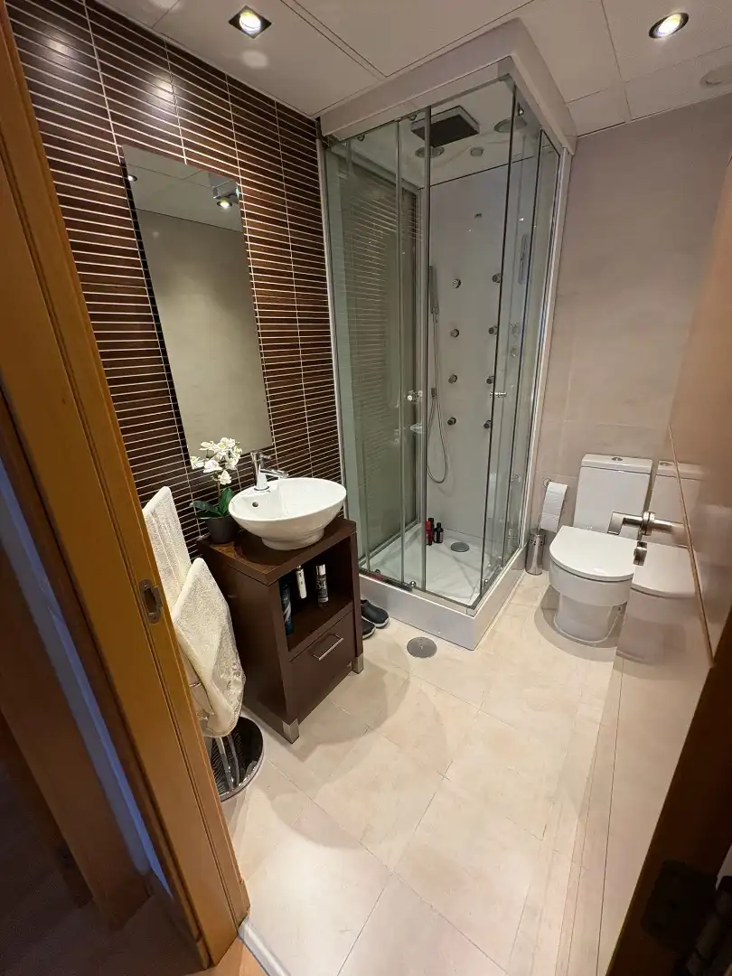 Bathroom of Flat for sale in Madrid  with Air Conditioner, Heating and Storage room