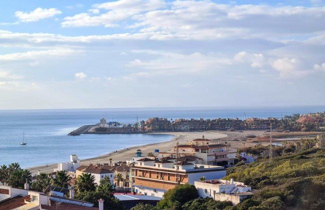 Vista exterior de Casa adosada en venda en Sotogrande amb Calefacció, Terrassa i Balcó