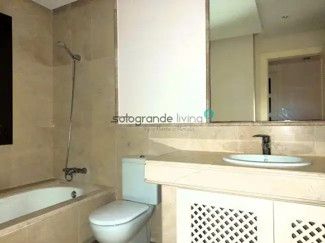 Bany de Apartament de lloguer en Sotogrande amb Aire condicionat, Calefacció i Terrassa