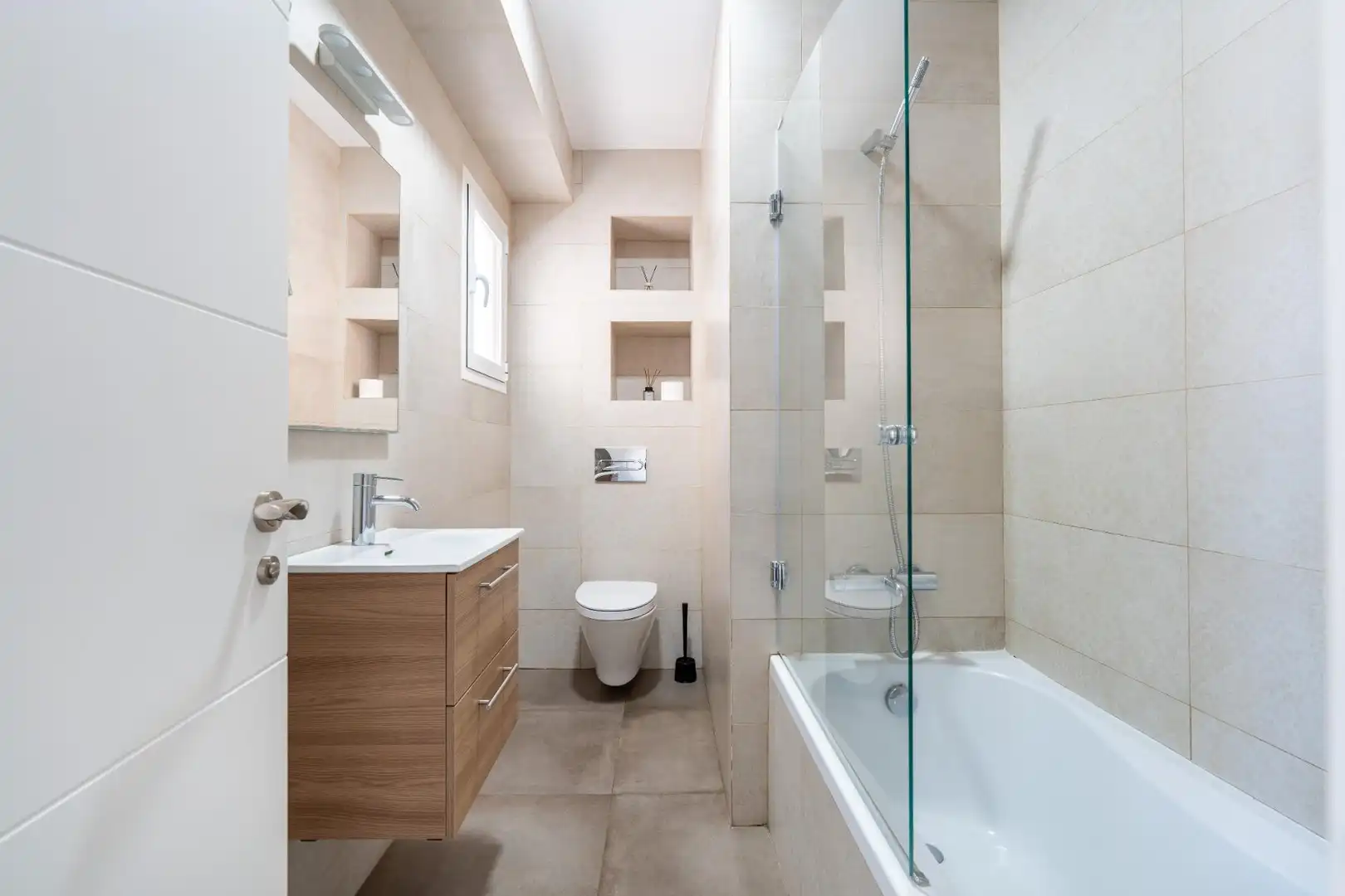 Baño de Piso de alquiler en Almería con Aire acondicionado, Terraza y Amueblado