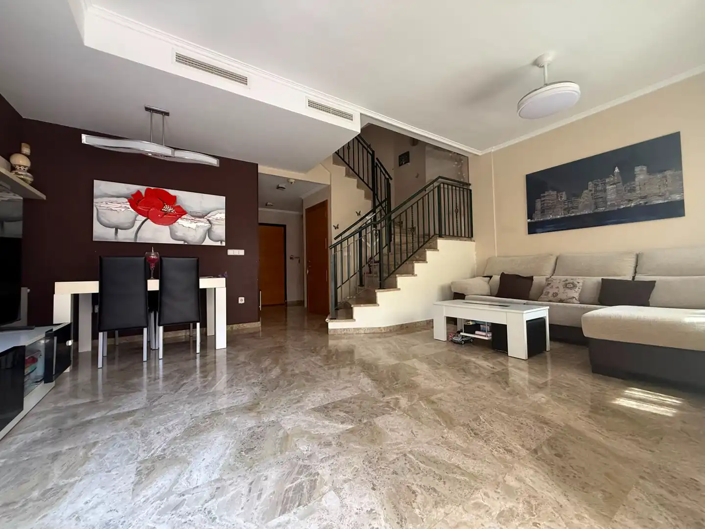 Sala d'estar de Casa adosada en venda en La Pobla de Vallbona amb Aire condicionat, Calefacció i Terrassa